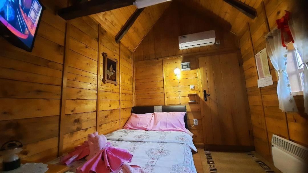 Kapsulski hotel Etno Selo Eden 2*