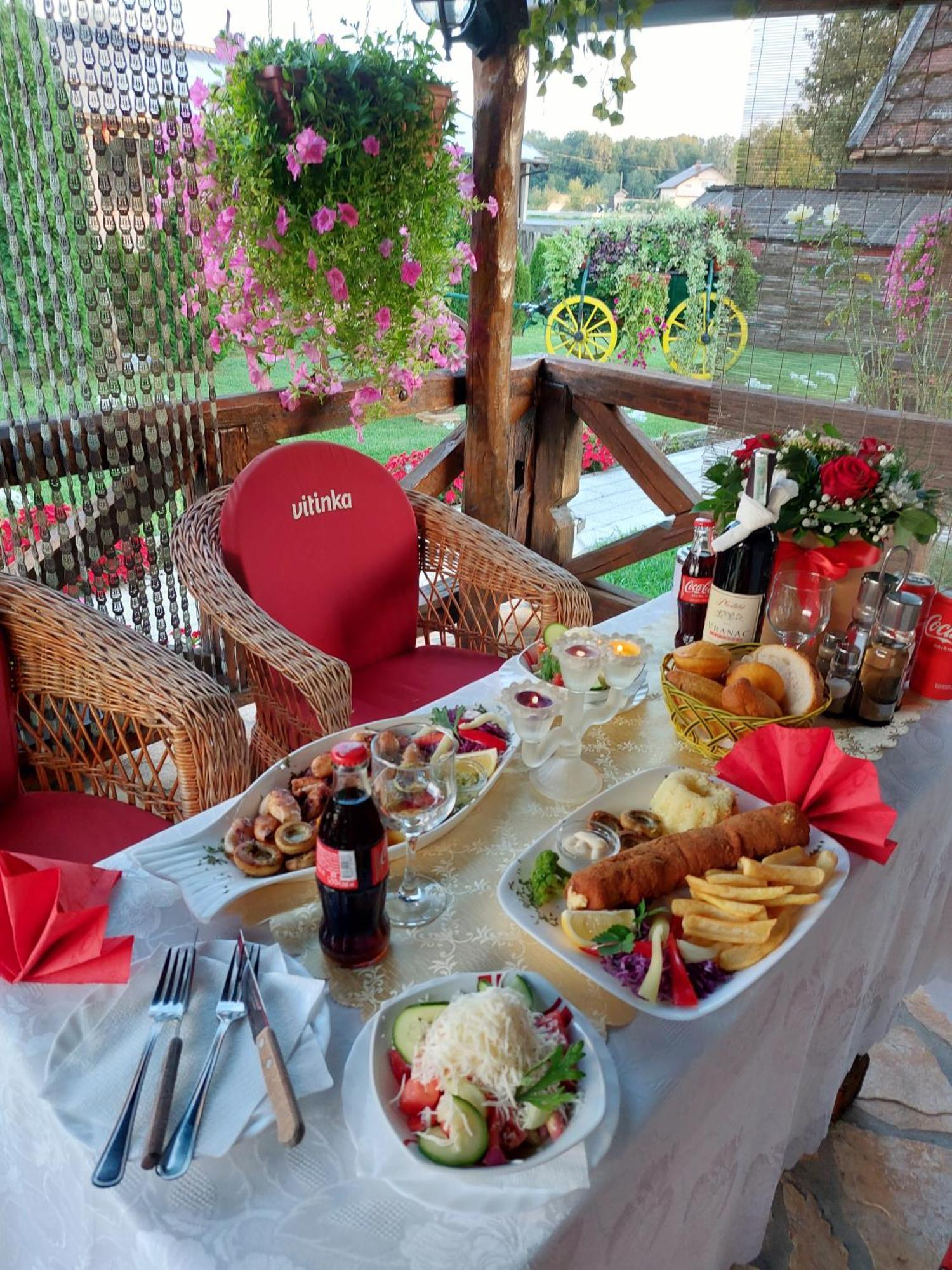 Kapsulski hotel Etno Selo Eden 2*