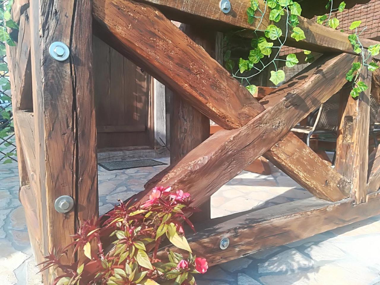Kapsulski hotel Etno Selo Eden 2*
