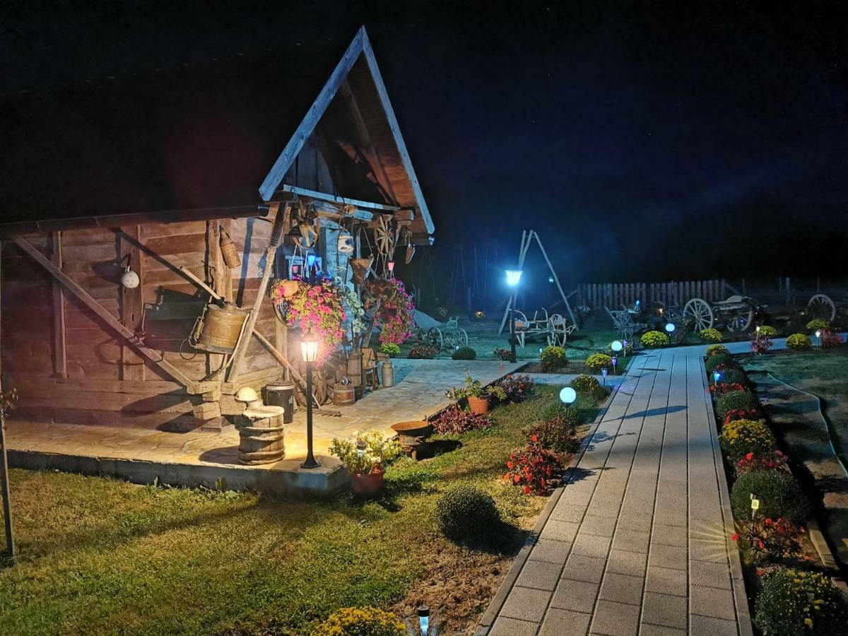 Kapsulski hotel Etno Selo Eden 2*